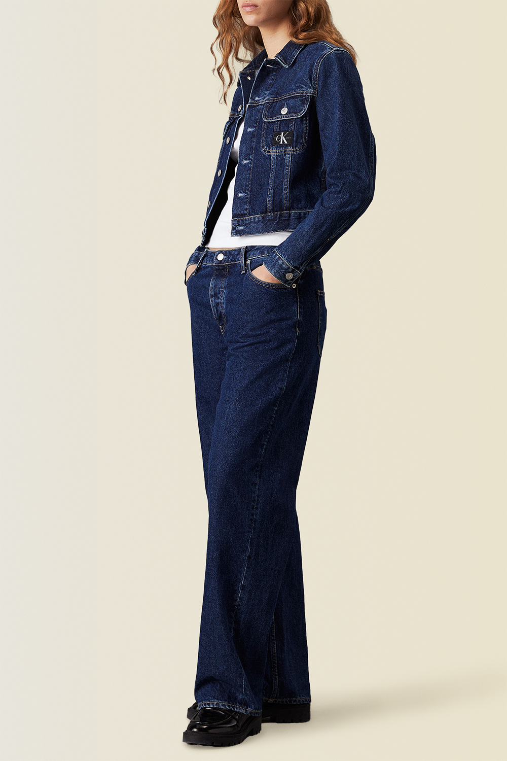 תמונת כל הלוק של ז'קט ג'ינס קרופ